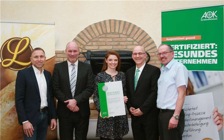 Strahlende Gesichter bei der Zertifikatsübergabe: Helmut Moll, AOK-Bezirks-geschäftsführer Christoph Loersch, Milena Nimrich, Werner Blasweiler und Jürgen Lamparter. Privat
