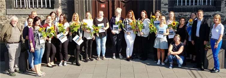 Strahlende Gesichter bei der Zeugnisübergabe: 19 Teilnehmer haben erfolgreich die Ausbildung an der Krankenpflegeschule der St. Nikolaus-Stiftshospital GmbH absolviert. privat