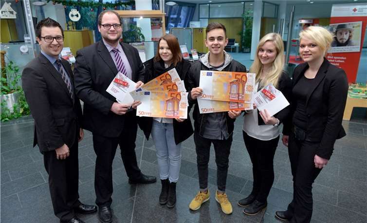 Strahlende Gesichter bei der symbolischen Gewinnübergabe: v.l.: Kundenberater Martin Steinsiek, Auszubildender Simon Leimbach, Gewinnerin Dominika Nicpon, Gewinner, Luca Gersabeck, Auszubildende Alina Hammes und Kundenberaterin Carina Bast.privat
