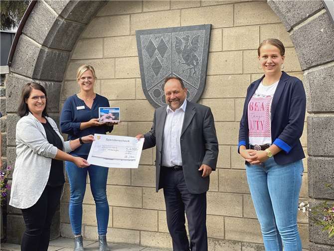 Strahlende Gesichter bei der symbolischen Scheckübergabe: Sandra Gasper (li.), Julia Lanz (2.v.li.) und Sophia Spitzley (re.) mit Bürgermeister Alfred Schomisch (2.v.re.). Fotos: VG Vordereifel