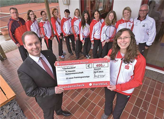 Strahlende Gesichter bei der symbolischen Scheckübergabe auf dem Hausener Tennisplatz. KSK Marktbereichsleiter Stefan Weber gratulierte der Mannschaft zur Spende und übergab symbolisch einen großen Scheck an Sabrina Braun stellvertretend für das gesamte Team. KSK