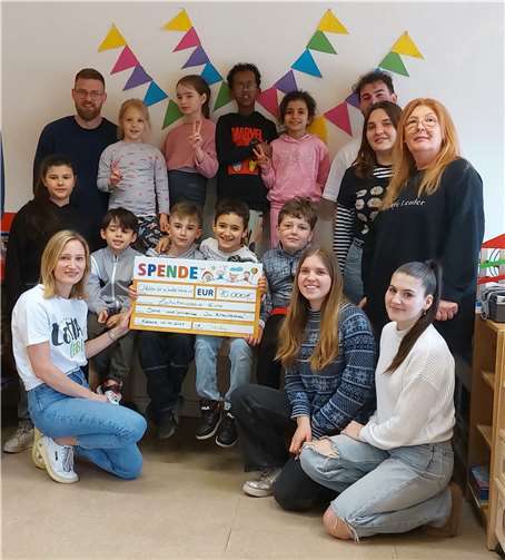 Strahlende Gesichter bei der symbolischen Spendenübergabe in der Spiel- und Lernstube „Im Kreutzchen“. Foto:Marco Wagner