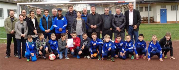 Strahlende Gesichter beim BSC Güls: Die Unterstützung des Fußballverbands bestärkt den BSC in seiner Flüchtlingsarbeit. privat