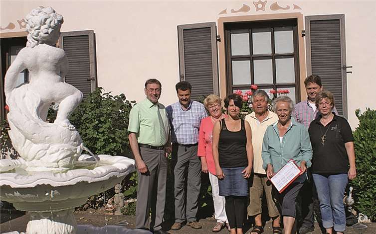 Strahlende Gesichter beim Bewertungsrundgang zum Blumenschmuckwettbewerb (v.l.n.r.): Andreas Wittpohl, Heribert Rech, Brunhilde Nehring, Tamara Nehring, Peter Nehring, Maria Adams, Ralf Wehrshofen und Helga Blumberg. privat
