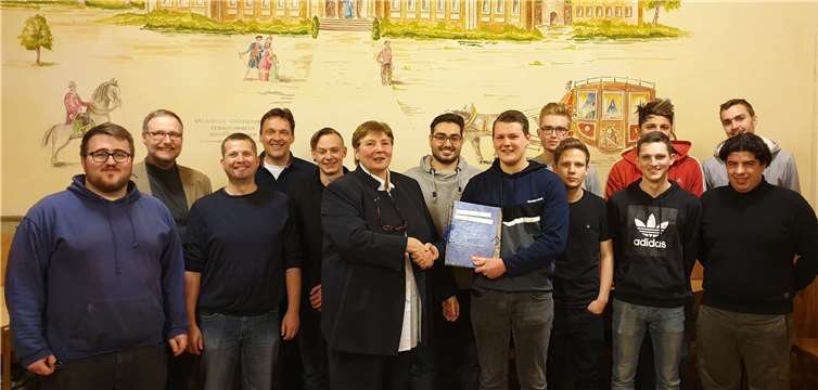 Strahlende Gesichter beim Empfang der Gesellenbriefe als Informationstechniker durch Jutta Kraeber bei zehn glücklichen Junghandwerkern der Informationstechniker-Innung Rheinland-Pfalz. Foto: Hans Hartenfels