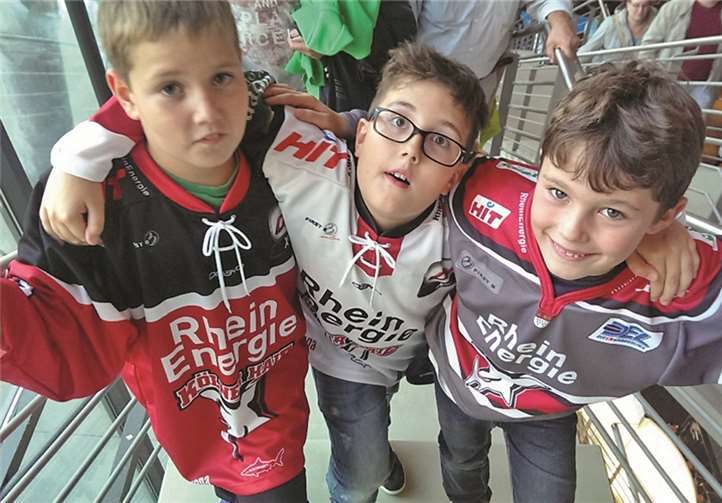 Strahlende Gesichter beim Erlebnis Eishockey. privat