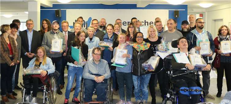 Strahlende Gesichter beim Gruppenfoto der geehrten Mitarbeiter der Rhein-Mosel-Werkstatt für behinderte Menschen. Foto: privat