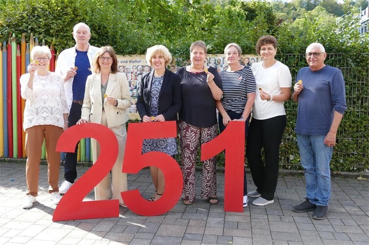 Strahlende Gesichter beim Jubiläumsumtrunk 25 + 1 Stadtteilarbeit Goldgrube. Bürgermeisterin Dr. Dagmar Kranz (vierte von links) dankte allen im Stadtteil engagierten Menschen.