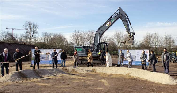 Strahlende Gesichter beim Spatenstich im Metternicher Feld für eine wegweisende Investition in die Caritas-Zukunft. Quelle: Caritas Koblenz