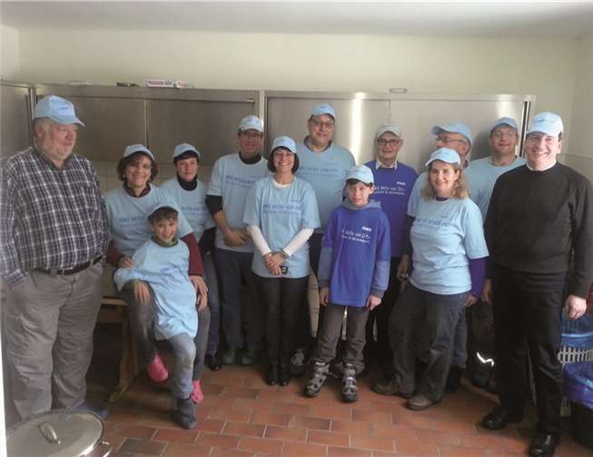 Strahlende Gesichter beim Team von Happy Mary: Groß ist die Freude über die Küchenrenovierung. privat