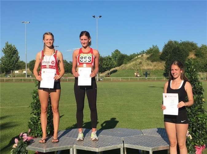 Strahlende Gesichter der Hochspringerinnen: die Vizemeisterinnen Josefine Feiden und Louisa Kölzer (Dierdorf) und die Vierte Timea Seil (Ems) (v. l.).privat