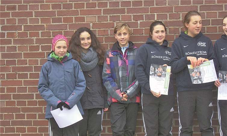 Strahlende Gesichter der TV-Athletinnen bei der Siegerehrung in der Mannschaftswertung (v. l.): Sarah Gräf, Sophia Oberkirch und Hanna Görgen. privat