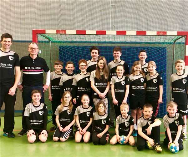 Strahlende Gesichter der Weiberner Jugend in ihren neuen Trikots, überreicht von Kern-Haus Geschäftsführer Bernhard Sommer (2.v.l.). TuS Weibern