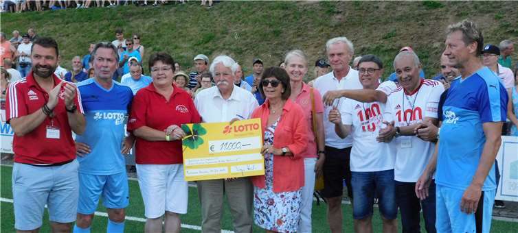 Strahlende Gesichter gab es, als das phantastische Ergebnis von 11.000 Euro übergeben werden konnte. Besonders freuten sich die Vertreterinnen der bedachten Organisationen, Helma Kutzner (Dritte von links), Gabi Wieland und Erika Leisenheimer (Fünfte und Sechste von links). Fotos: WR