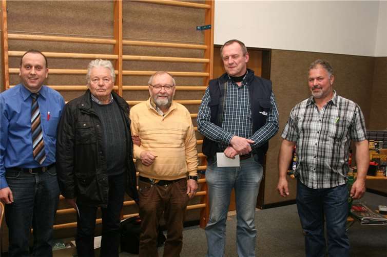 Strahlende Gesichter gab es bei den Veranstaltern und Siegern des diesjährigen Preisskats der FWG Spessart (v.l.): Johannes Bell (Schiedsrichter), Gerd Christochowitz (3. Platz), Leo Gostomzik (2. Platz), Sieger Uwe Neuhaus und Karl Bläser (FWG-Vorsitzender).WK