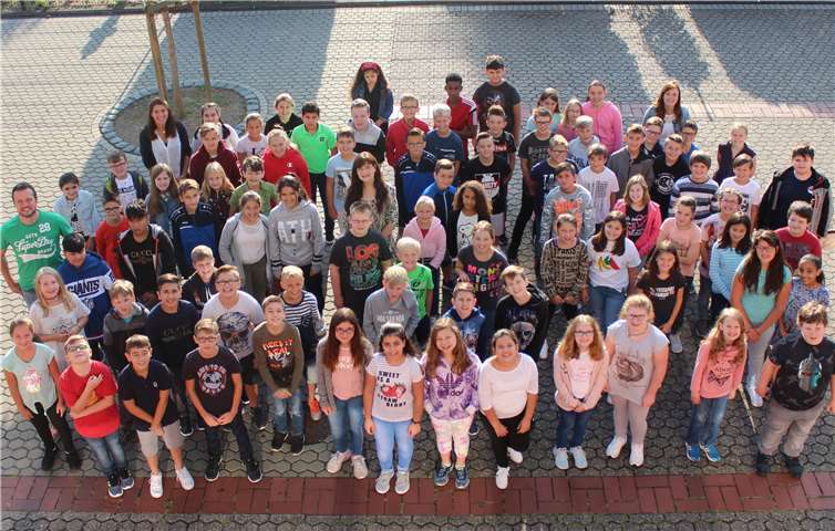 Strahlende Gesichter gab es bei den neuen Fünftklässlern und ihren Klassenlehrern an der Realschule plus und FOS Untermosel.Foto: privat