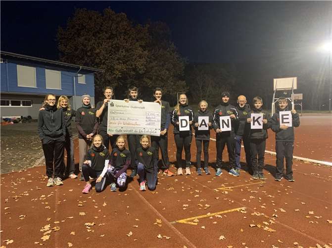 Strahlende Gesichter gab es bei der Scheckübergabe von 5.000 Euro für die Leichtathleten.Foto: privat