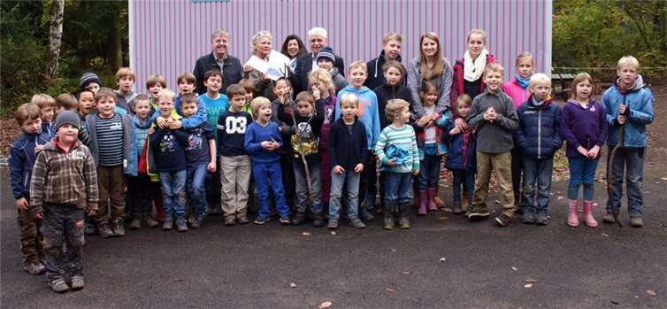 Strahlende Gesichter gab es bei der Spendenübergabe an der AWO-Ferienfreizeit in Sinzig. privat