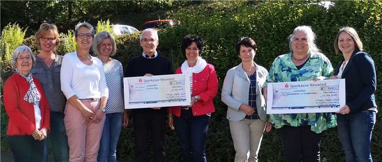 Strahlende Gesichter gab es bei der Spendenübergabe (v. l.): Gerda Diehl, Judith Schnack, Ingritt Bilio, Christiane Braasch, Gerd Diehl, Petra Breithausen, Susanne Neitzert, Angela Keul-Göbel und Sabine Blasius. Foto: privat