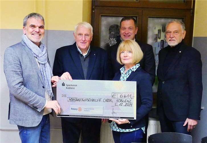 Strahlende Gesichter in der Neustadt 20: Vertreter der Koblenzer Rotary Clubs übergeben die Spende an die Caritas-Wohnungslosenhilfe. Foto: Johannes Erlemann