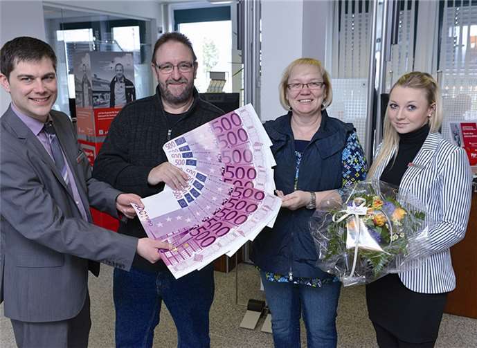 Strahlende Gesichter in der Sparkassenfiliale in Miesenheim: Filialleiter Ferdinand Duschner (li.) und Auszubildende Maren Fiebelkorn gratulierten dem glücklichen Gewinnerpaar aus Miesenheim. privat