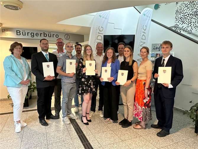 Strahlende Gesichter in der VG-Verwaltung Mendig (von links): Andrea Paulmann, Personalrat, Stefan Frey, Christian Gelhard, stellvertretender Büroleiter, Paul Serebrov, Andreas Loeb, Fachbereichsleiter Bauamt und Eigenbetriebe, Johanna Schäfer, Jörg Lempertz, Anna-Lisa Spitzley, Fabian Schneider, Büroleiter, Victoria Buhr, Caroline Hamann, Gleichstellungsbeauftragte, und Semjon Hermes.  Foto: Stefan Pauly/VG-Verwaltung Mendig