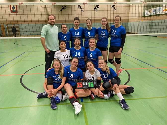 Strahlende Gesichter nach dem Doppelerfolg gegen Lützel und Asbach. Hintere Reihe v.l.: S. Krippes (Trainer), May, Zampino, Gelhard, S. Wilberz, Dumke; mittlere Reihe v.l.: Hemprayoon, Horoba, J. Wilberz; vordere Reihe v.l.: Krippes, De Sa Santos, Lehnhäuser, Heibel.