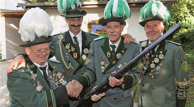 Strahlende Gesichter nach dem Königsschießen (v. l.): Brudermeister Peter Bell, Martin Münch, der neue Schützenkönig Franz-Josef Dott und Franz Altmann. FIX