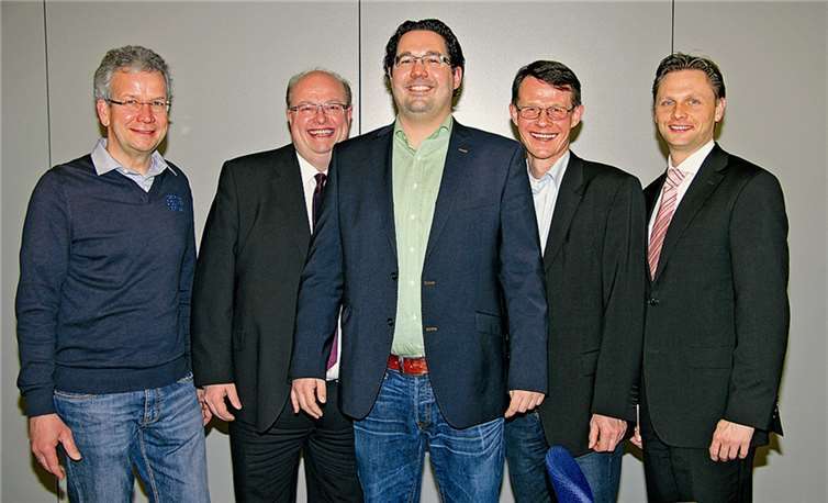 Strahlende Gesichter nach der Jahreshauptversammlung. Der geschäftsführende Vorstand des Rheinbacher Gewerbevereins mit seinem neuen ersten Vorsitzenden Oliver Wolf (3. V. re.) und demscheidenden Vorsitzenden Paul Nelles (v.li.: Bernd Weber, Paul Nelles, Oliver Wolf, Gerhard Brandt und Thomas Arentz). STEIN