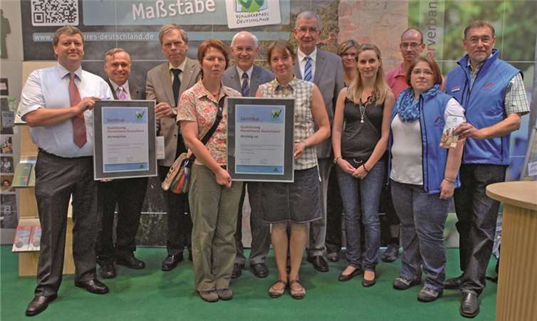 Strahlende Gesichter nach der Verleihung der Zertifikate „Qualitätsweg Wanderbares Deutschland“ für den AhrSteig rot und blau auf der TourNatur in Düsseldorf. Die Verantwortlichen und Wegepaten freuen sich über die Auszeichnung mit dem Gütesiegel des Deutschen Wanderverbands. J.Kuhr / Deutscher Wanderverband