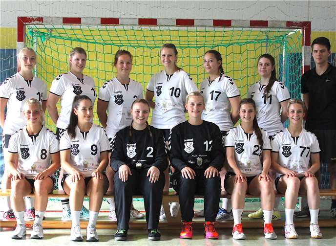 Strahlende Gesichter nach einem überragenden Sieg: die Wellinger Handballerinnen.  privat