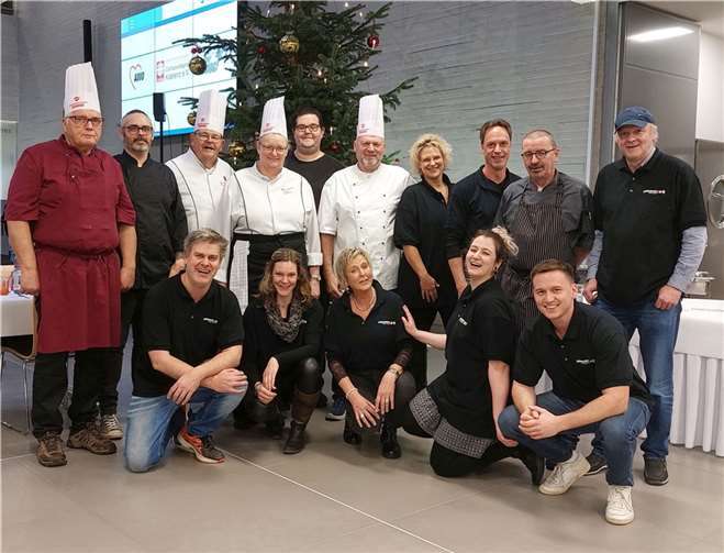 Strahlende Gesichter nach einer gelungenen Veranstaltung bei den Köchen und Service-Mitarbeitenden, die sich alle ehrenamtlich in den Dienst der guten Sache stellten. Foto: Marco Wagner