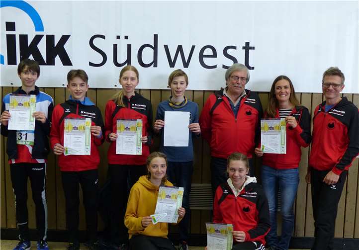 Strahlende Gesichter nach erfolgreichem Lauf v.l. stehend: Tim Fuhrmann, Lennart Mohr, Lana Sophie Göbel, Phil Nockelmann, Trainer Rudi Fix, Andrea Balles, Markus Nockelmann sowie kniend: Josi Balles und Sarah Gräf. Foto: privat