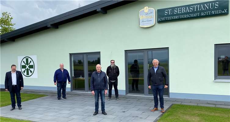 Strahlende Gesichter nach kleinem Rundgang durch das neue Schützenhaus: (von links) Verbandsgemeinde-Bürgermeister Michael Christ, Ortsbürgermeister Thomas Junior, Vereinsvorsitzender Johann Wallau, Schießmeister Karlheinz Weltner und Landrat Achim Hallerbach.Foto: Kreisverwaltung