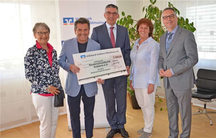 Strahlende Gesichter über die Hilfe für Kinder, die auch wieder lachen können sollen: v.l. Rosi Gräfen, Thomas Anders, Walter Müller, Anke Jorzig, Stephan Breser.Foto: Judith Sauerborn