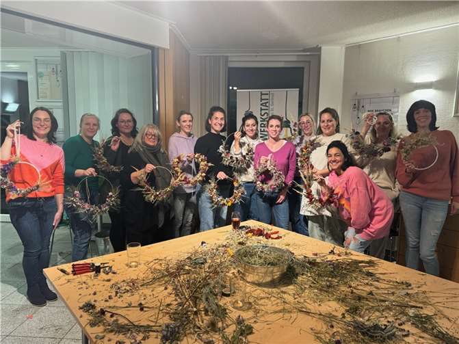 Strahlende Gesichter und stolze Kreationen: Teilnehmer präsentieren vollendete Trockenblumen-Werkstücke.  Foto:privat