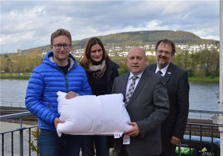 Strahlende Gesichter (von links): Marvin Stammel (Geschäftsführer Apiando), Isabell Freytag (Leiterin Kinder- und Jugendhilfe DRK Mittelrhein), Leo Biewer (Aufsichtsratsvorsitzender DRK Mittelrhein) und Volker Grabe (Geschäftsführer DRK Mittelrhein).privat