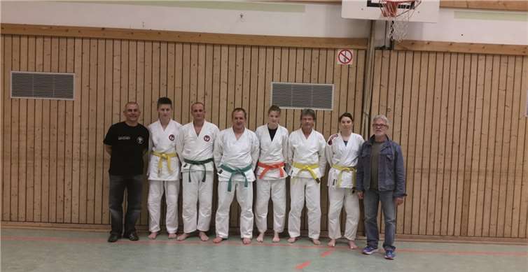 Strahlende Gesichter (von links): Prüfer Andreas Müller, Marco Bell, Markus Hoffmann, Ralph Vater, Mona Runkel, Stephan Jäger, Ramona Maurer und Prüfer Jürgen Hoffmann.