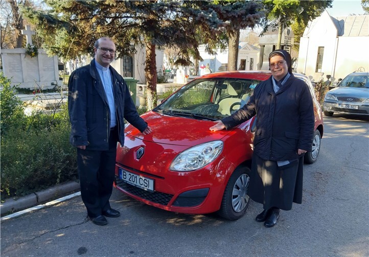 Strahlende Gesichter vor dem frisch polierten Fahrzeug: Pfarrer Dr. Ion Riba und Schwester Alfonsa freuen sich über die großartige Unterstützung.