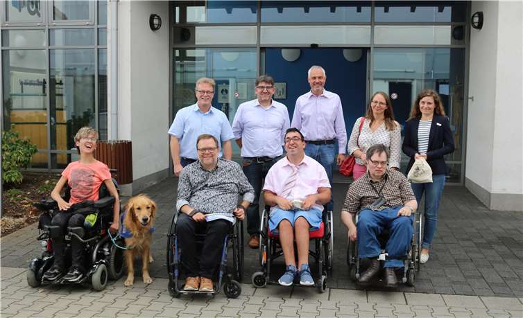 Strahlende Gesichter zum Abschluss mit allen Beteiligten, v.l. Thomas Hoffman, Reiner Plehwe, Volker Kochanek, Anne Schnüttgen (Stadt Koblenz) Eva-Mareike Veit (KV MYK). Unten von links Lena Knopp mit Assistenthund Jaime, Matthias Rösch, Werkstattrat Stefan Zeidan und Werkstattratvorsitzender Achim EtzkornFotos: privat