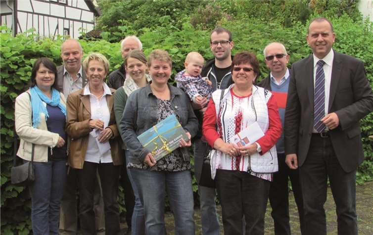 Strahlende Gewinner bei der Übergabe der Preise des Bürgermeister-Rätsels auf der Pferdesegnung in Hain.privat