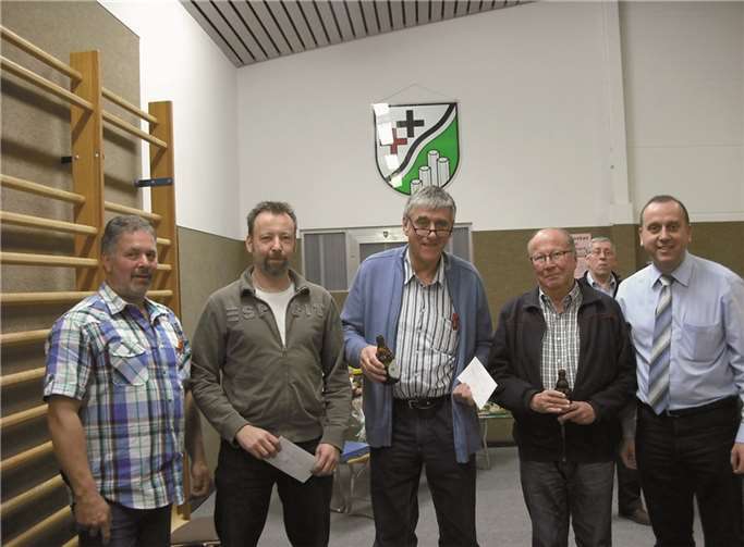 Strahlende Gewinner beim Preisskat der FWG Spessart. Vorsitzender Karl Bläser gratuliert den Gewinnern Oliver Follmann, Schalkenbachs Ortsbürgermeister Toni Harst und Willi Schüller zusammen mit Schiedsrichter Johannes Bell (von links nach rechts). Privat