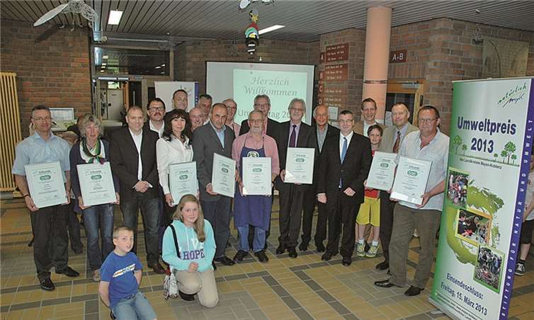Strahlende Gewinner des Umweltpreises des Landkreises Mayen-Koblenz. Allesamt setzten die Preisträger mit ihren Projekten ein Zeichen für den Umweltschutz.privat