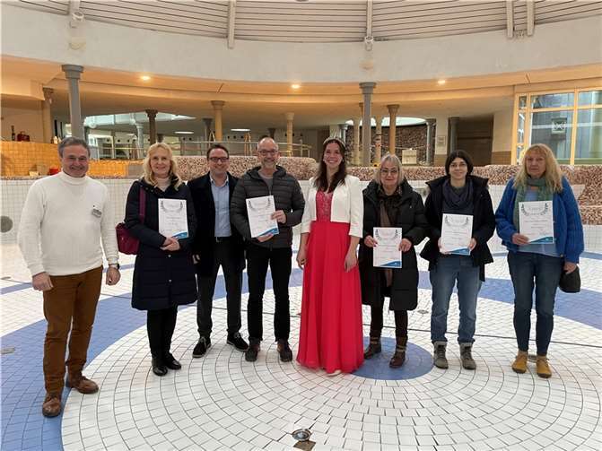 Strahlende Gewinner mit Thermen-Geschäftsführer Bernd Schmitz (l.), Bürgermeister Marcel Caspers (3.v.l.) und Brunnenkönigin Corinna Bast. (4.v.r.)  Foto: ROB