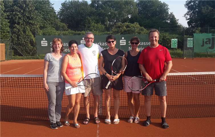 Strahlende Gewinner (v.l.n.r.): Susanne Weihmann, Petra Kettler, Hans-Werner Saar, Iris Näckel, Sylvia Maur, Ralf Kussmann. Es fehlen: Jörg Gniffke, Christine Peine, Ingo Hoffmann und Marion Wilbert.privat