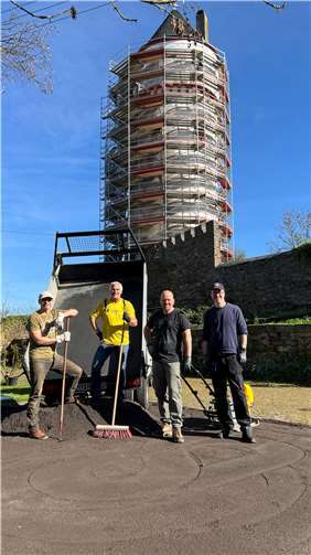Strahlende Helfer bei strahlendem Wetter (v.l.n.r. Ordulf Wawers, Werner Gewald, Yann Le Marec, Markus Weble) Foto: Sven Koch