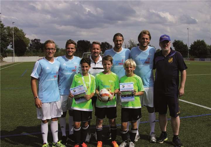 Strahlende Kinder nach der Siegerehrung mit dem Trainerteam um den Weitersburger Kai Euler (Zweiter von rechts) und SVW-Jugendleiter Manfred Rump.