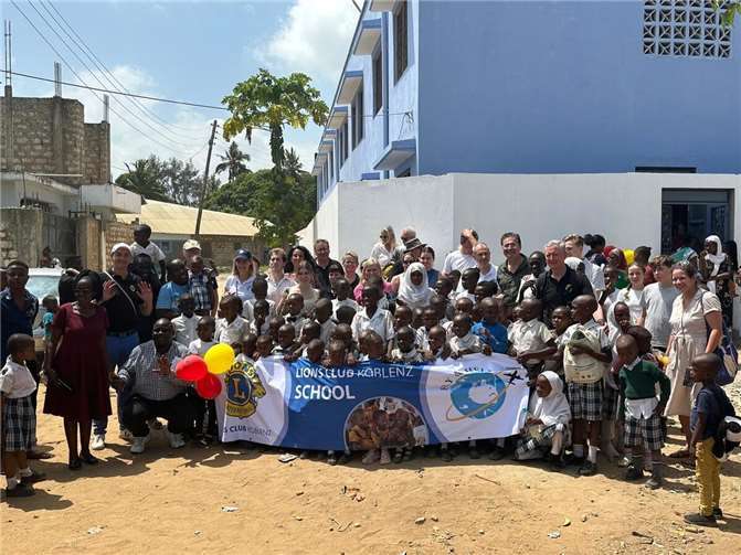 Strahlende Kinderaugen: Lions Club eröffnet vierte Schule in Afrika.