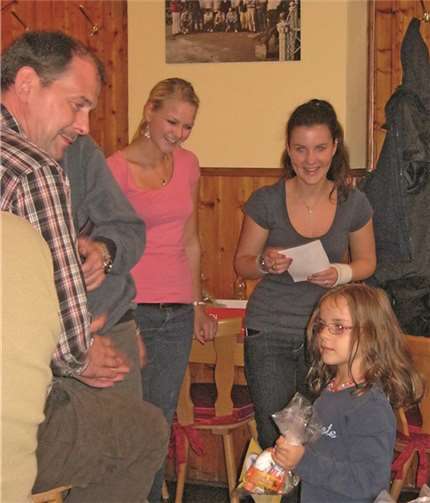 Strahlende Kinderaugen bei der Siegerehrung des Waldrätsels.privat