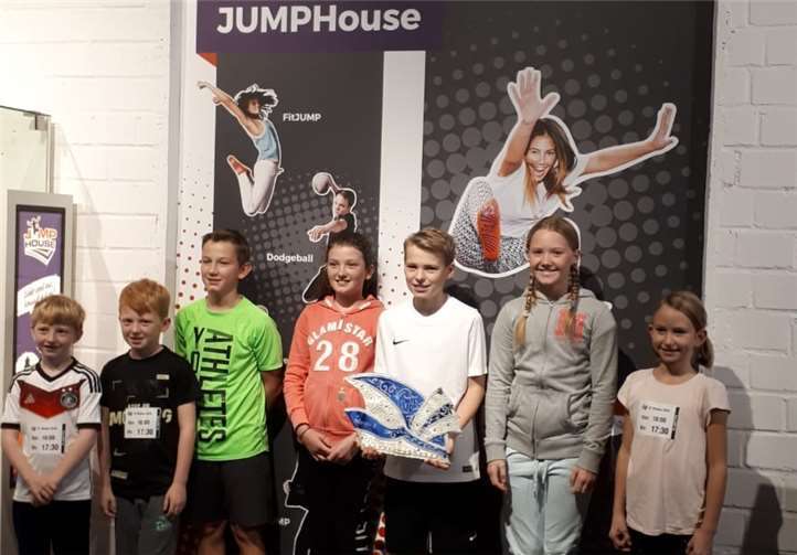 Strahlende Kinderaugen gab es bei Prinzessin Louisa I. (4.v.li.), Prinz Moritz I. (5.v.li.), Hofmarschall Jona (3.v.li.) und Hofdame Pia Madita (6.v.li.). privat